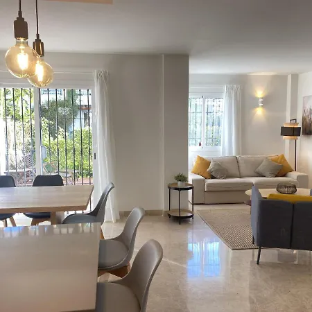 Preciosa Casa De 4 Y 3 Banos, Urbanizacion Naranjos, Puerto Banus Marbellac