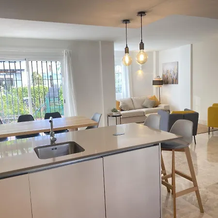 Hébergement de vacances Preciosa Casa De 4 Y 3 Banos, Urbanizacion Naranjos, Puerto Banus