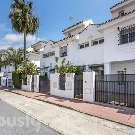 Hébergement de vacances Preciosa Casa De 4 Y 3 Banos, Urbanizacion Naranjos, Puerto Banus